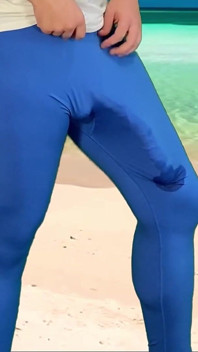 Bite monstrueuse, éjaculation sans les mains sur la plage