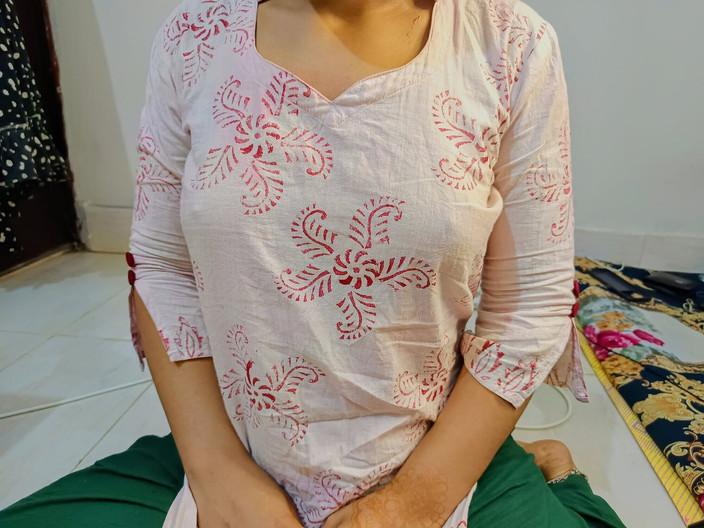 Riya_Moni077: Jag hittade hembiträden ensam i ett tomt hus och knullade...