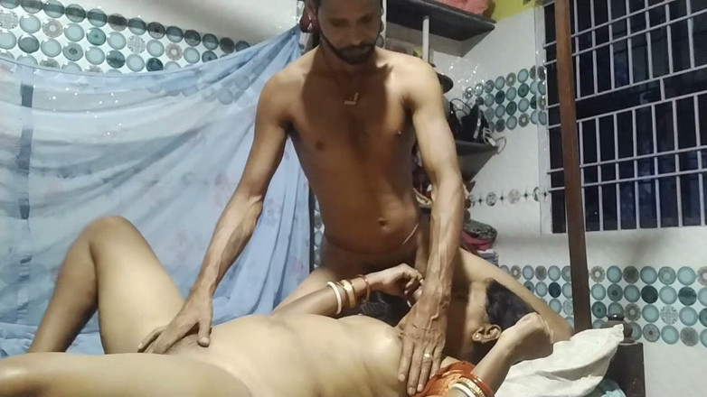 Indian anty hot sex: 새 사리 와 블라우스를 입고 남편과 섹스하는 계모.