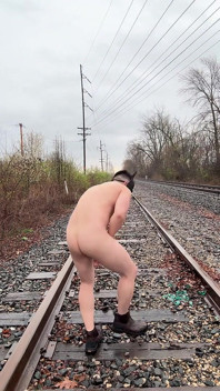 Zeul mușchilor asiatic înmuiat în ploaie în Jockstrap bounces pecs, arată V-taper și mănâncă încărcătura masivă pe liniile de tren