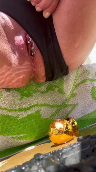 Duw ballen uit mijn poesje tijdens plassen buitenshuis