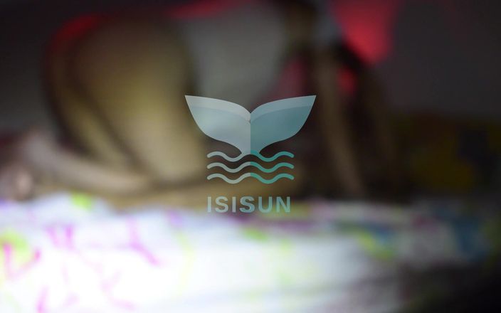 Isis Sun: 드디어 남편이 떨어져 있는 동안 그녀의 집에 있는 가구에서 그녀를 따먹게 해줘. 내 배다른 남친