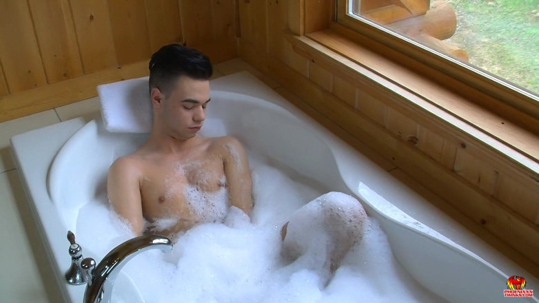 Phoenixxx: Анальная игра в ванне с Zac