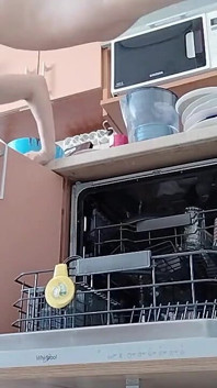 Kıllı esmer amcık, büyük memeler, mutfakta şehvetli kıllı kadın. Seksi anne, kıllı amcık, büyük göt