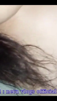 desi bhaartiy bhaabhi apne sundar seksi bare stan aur baalon vaali bagal dikhaati hai