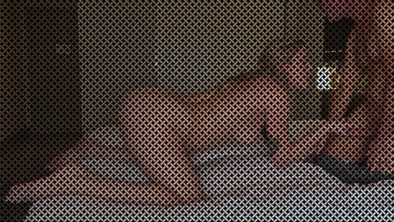 DCTrousersnake: Alexandra - une barmaid sexy ouvre son cul après son quart...