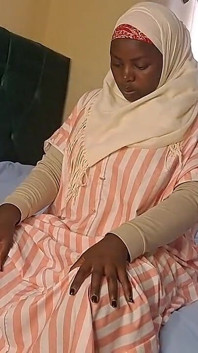 Muslimka si téměř roztrhla kundičku, byla zvědavá na masturbaci