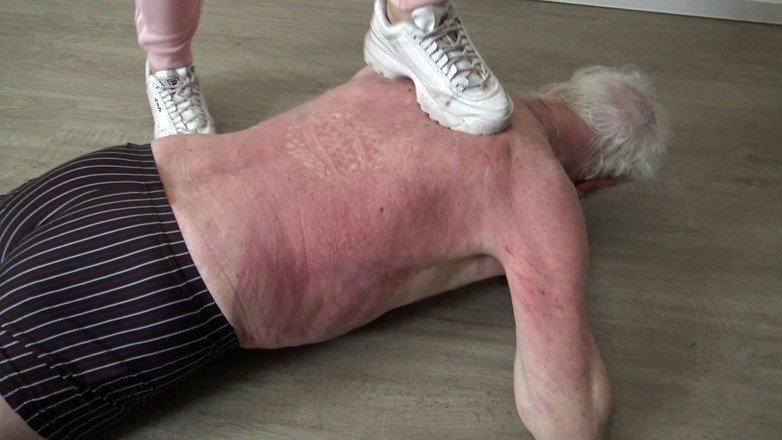 Femdom Austria: परपीड़क घर की मदद के पुराने पिटाई गुलाम!