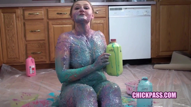 ChickPass Amateurs: Savanna knight si fa il bagno di avena