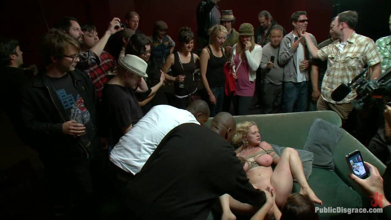 Public Disgrace by Kink: Une membre honteuse sexy fait l’expérience du sexe et du...