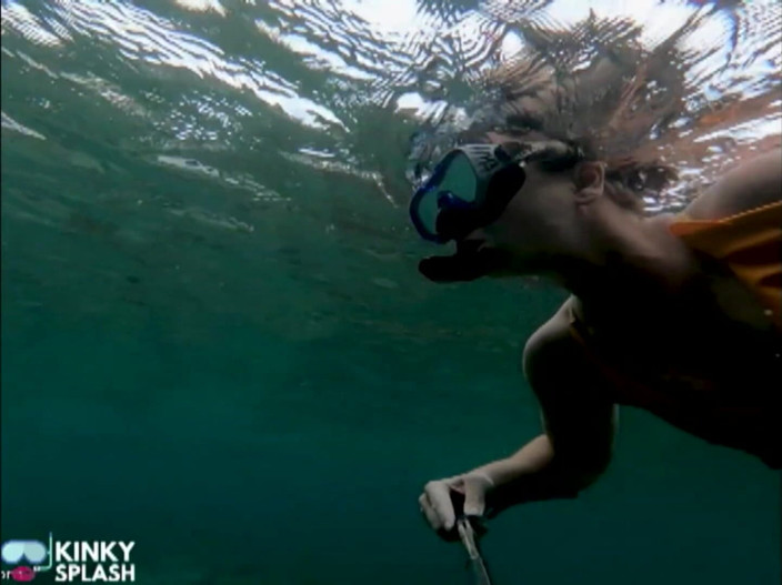 UKCuteGirl Lucy Lauren: Troia snorkeling: bikini attillato, maschera per immersione e pinna provocante...