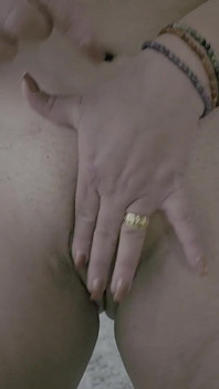 MILF Se Masturba Depois Do Banho