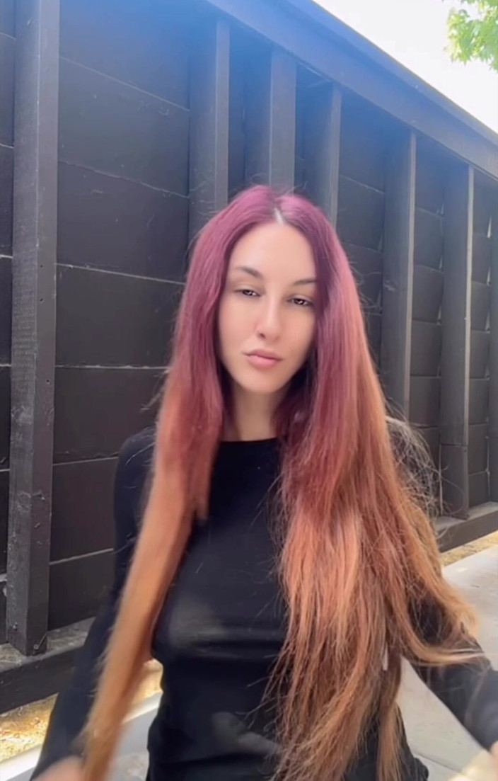 Artemisia Love: イタリアの巨乳MILFアルテミシア、ロングヘアフェティッシュの愛、屋外
