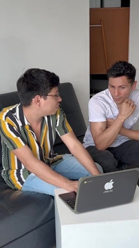 Laptop Teknisyeni Eşcinsel Porno Fetişimi Keşfetti ve Onu Sevdiğim İçin Bana İndirim Verdi