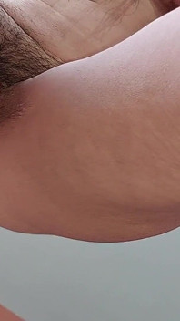 Behaarte brünette muschi, dicke titten, sinnliche behaarte Frau in der Küche. Sexy MILF, behaarte muschi, dicker arsch