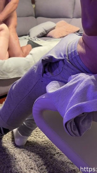 Marido cornudo mira a su esposa follada
