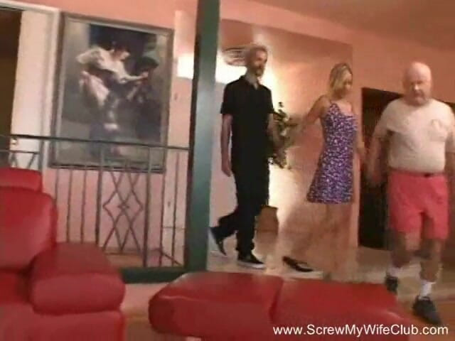 Screw My Wife Club: Awek blonde seronok menunggang zakar besar orang asing