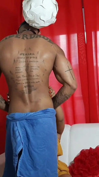 Tetovaná dělá smyslný tanec pro přítelkyni