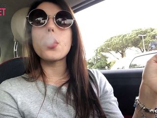 Smokin Fetish: पेट्रा कार में धूम्रपान कर रही है