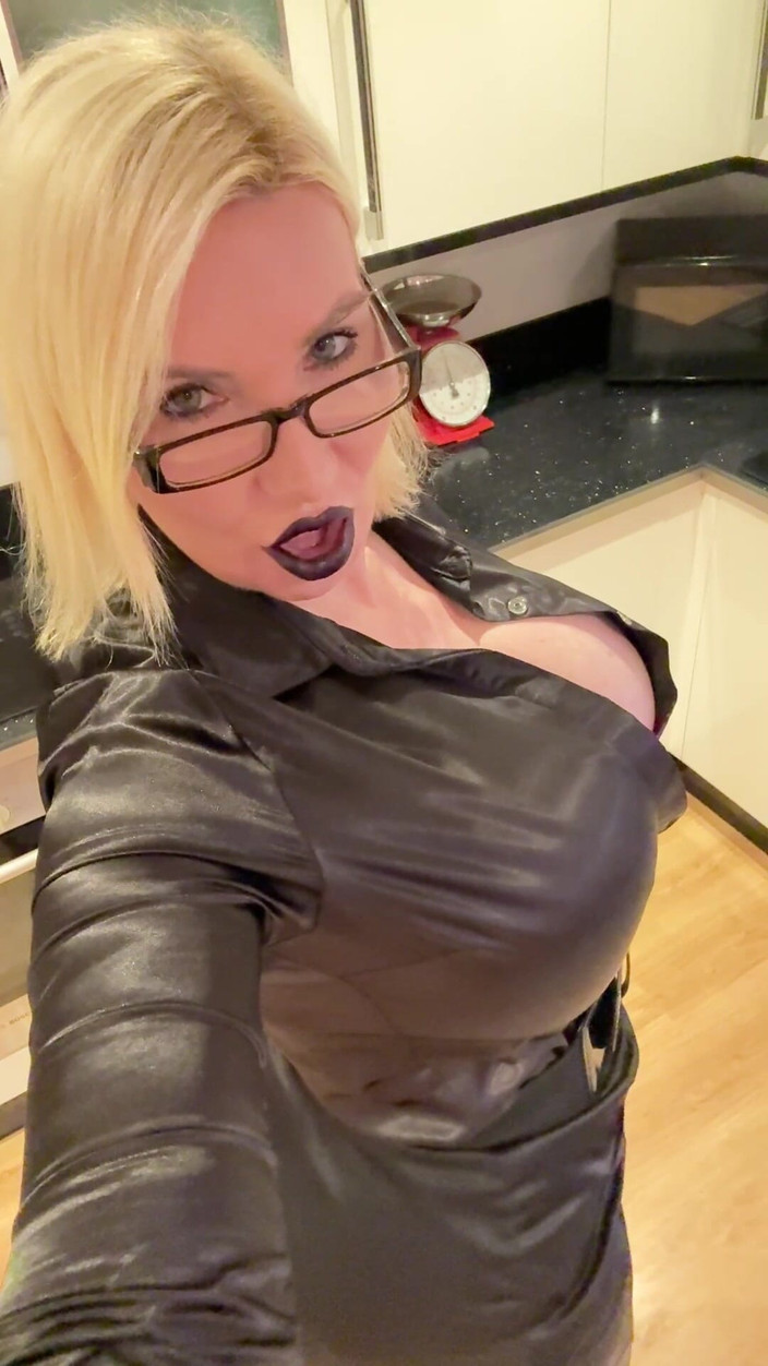 Sophie James: Černá rtěnka Paní uctívání Obrovské kozy a kundička