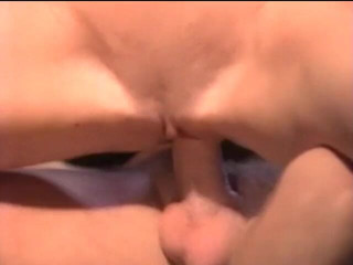 Old Good Porn: Une nympho sauvage avec un beau cul rond se fait...