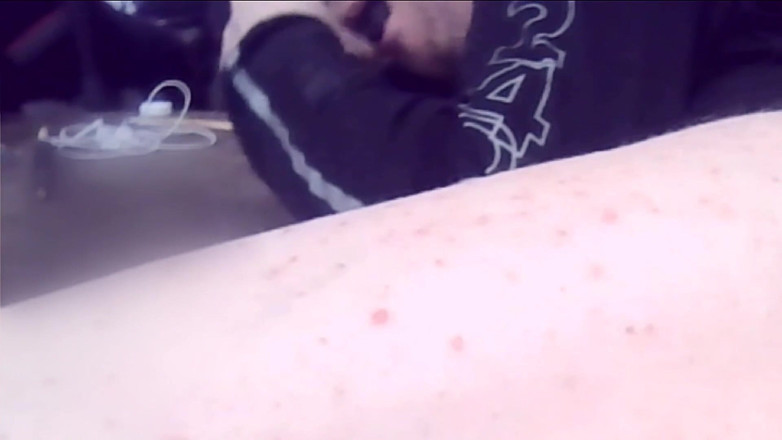 Oznob Oznofla: L'arrapata sissyboy viene sculacciata dal culo alla bocca e succhia...