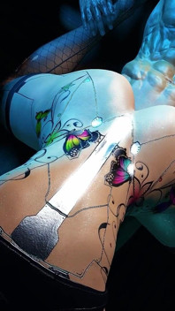Une nana robot sexy a soif de sodomie