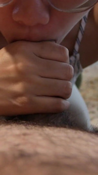 söt kinesisk flickvän pov avsugning tittar på tv, mjukt stönande, sperma i munnen cumshot