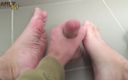 Manly foot: 浴室の男性の足の仕事-これらの大きな男性の足が他に何ができるか見てみましょう!