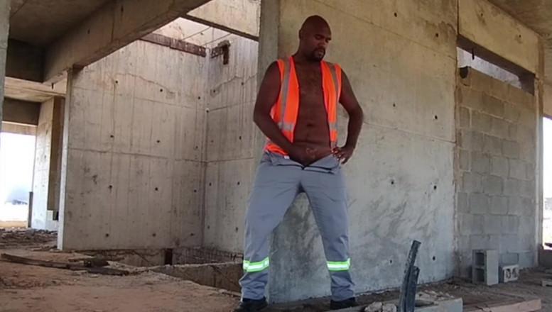 TheBlacKHunterr: 工作结束后，我去了建筑工地射精