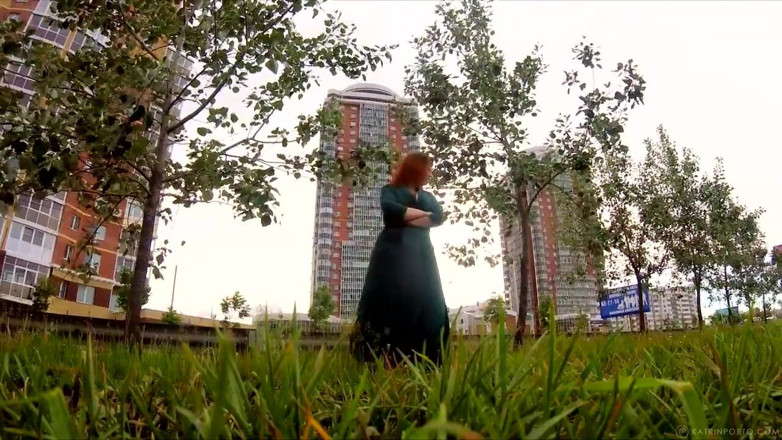 Katrin Porto: सुंदर खूबसूरत विशालकाय महिला घर के बाहर चमकती है