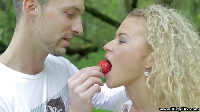 Moms Passions: Piknik battaniyesinde romantik sikiş