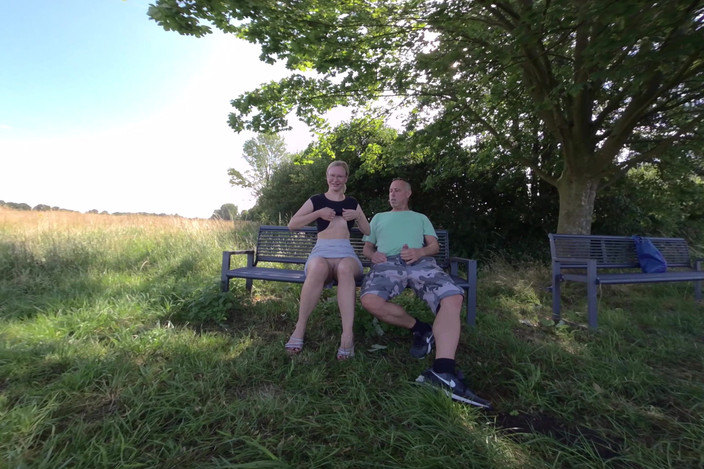 BlondeHexe VR: Nadržená blondýnka dostane v prdeli veřejnost cizím člověkem!