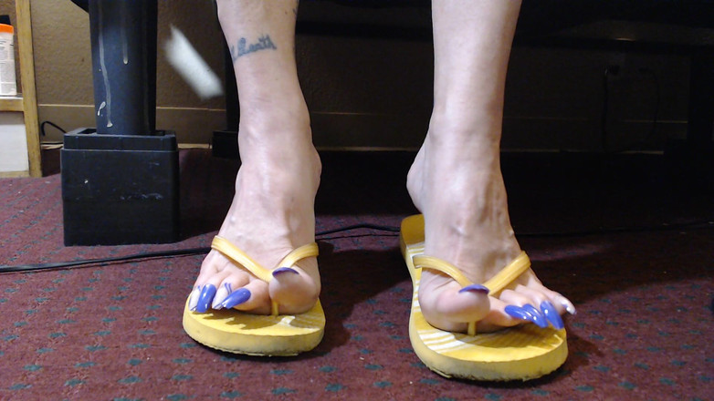 Abby Anna: Gioca con le infradito unghie dei piedi lunghe