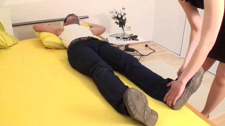 Femdom Austria: Cosquillas en sus pies en la cama