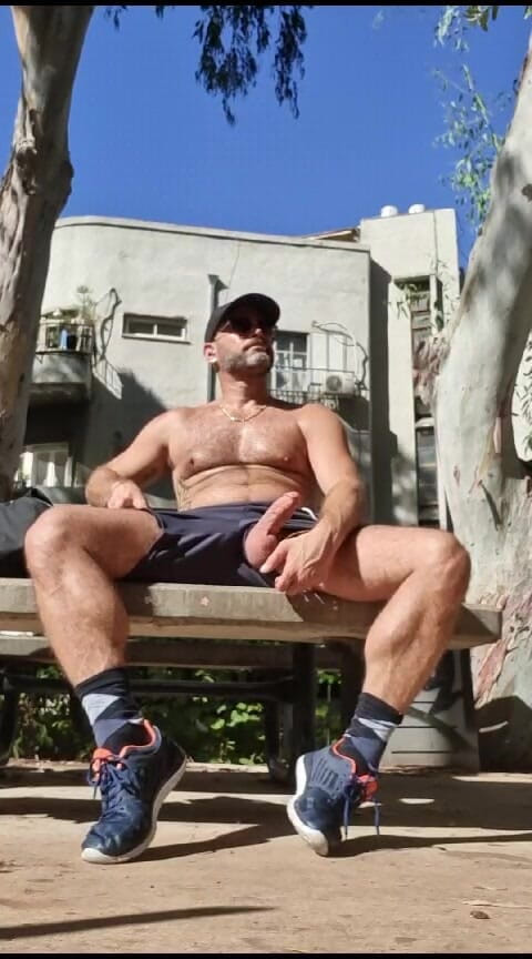 Zack f: Cara golpeou seu pau no parque público dia ensolarado