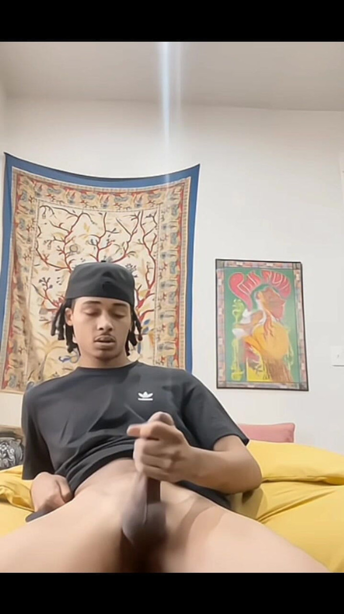 DamagedUnity9: Un joli twink caresse sa grosse noire