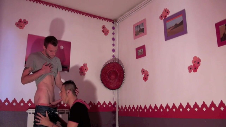 FIRST SEX EXPERIENCE WITH BOY: Enzo dientot sama cowok straight worker