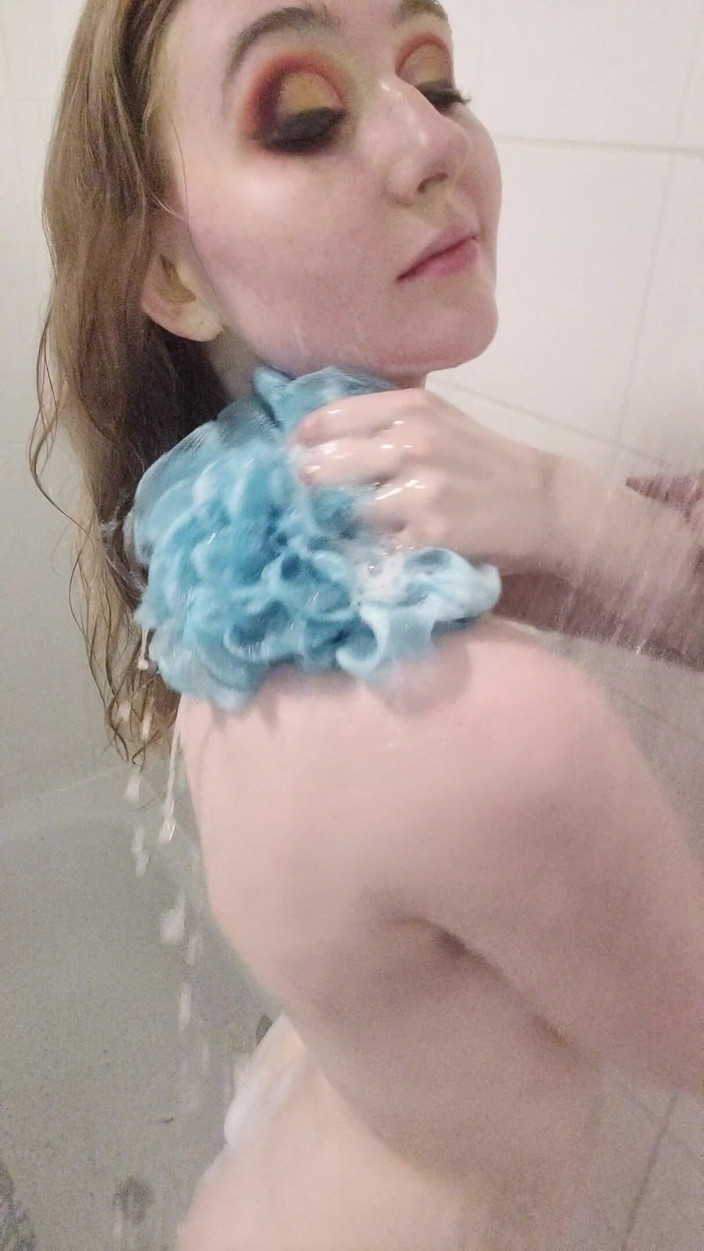 Em Yang: Scheletro bodypaint doccia e gioco di tette