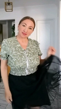 Gorąca milf z dużymi naturalnymi piersiami potrząsa nimi
