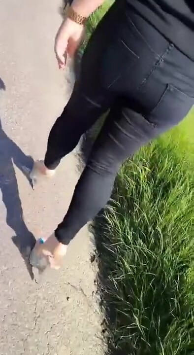 BadCat: Yüksek topuklu ayakkabılarla yürüyen seksi bacaklar