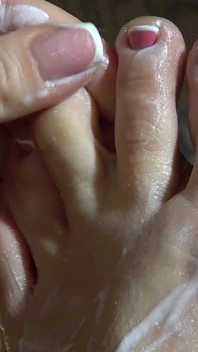 I piedi alti in nylon sono stati spogliati e riempiti di crema