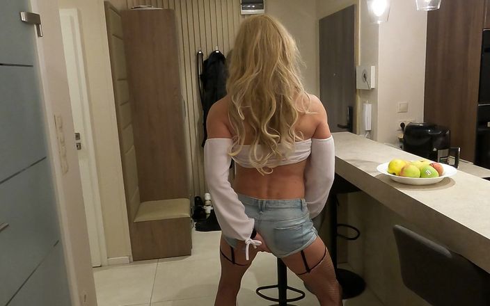 Trixy Sissy Babe: Trixy 只是展示了她的优势...
