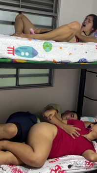 Moje nevlastní sestra je sexy, když mě poslouchám, jak šukám