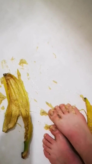 Erotic college: I like banana between the legs