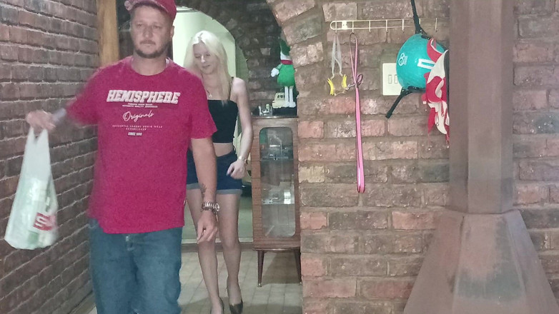 Bigjoefuckalott: S*** pirang terangsang datang untuk mendapatkan f*****