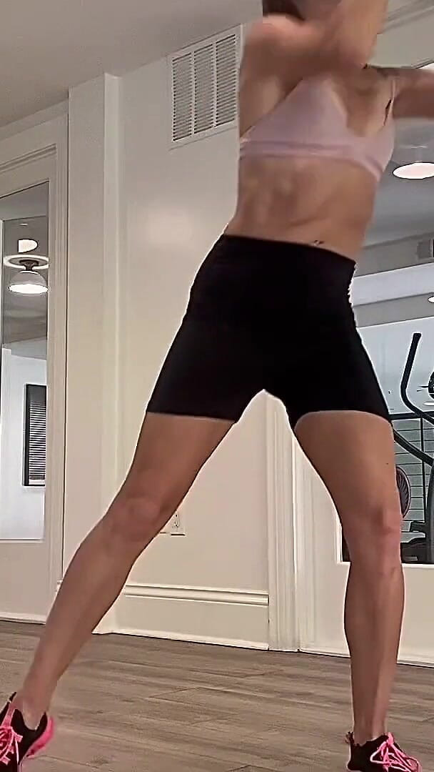 Elaina Button: Mager fit sportschoolmeisje toont je haar spieren en traint