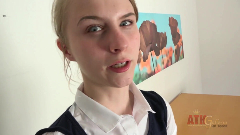 ATKIngdom Fans: Sladká a nadržená Charlotte Carmen masturbuje