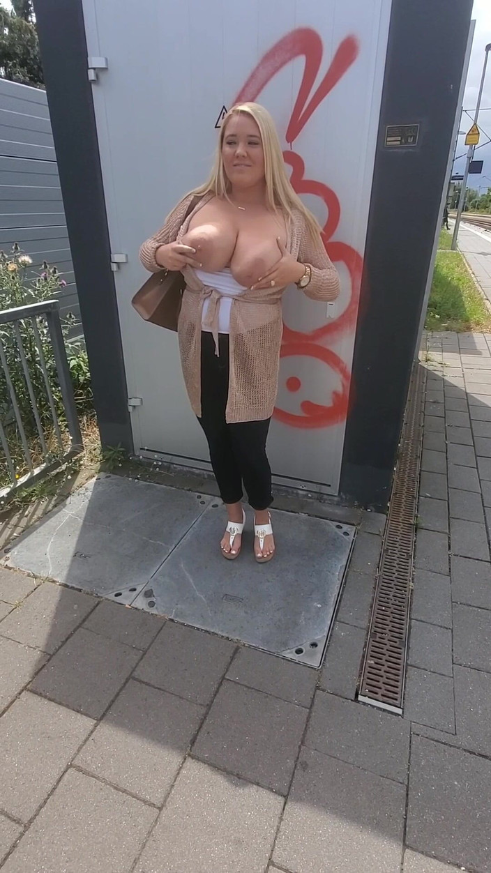 Annabelle Rogers: Expunere în Germania!