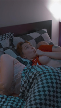 S3e6: madrastra comparte cama con nueva esposa y hijastra mientras su hijastro los folla hasta correrse dentro